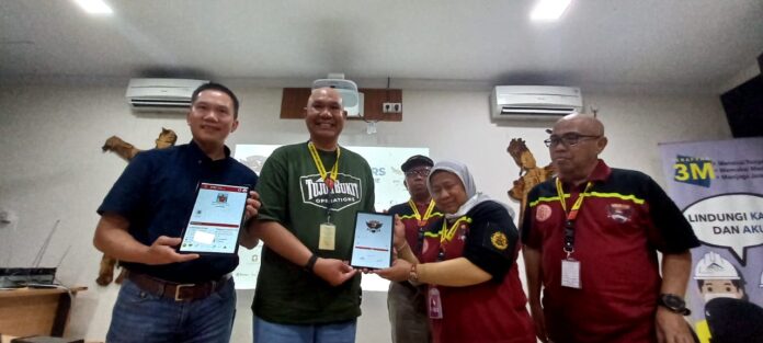 Jajaran petinggi PT BSI memberikan aplikasi tes online untuk ajang IFRC di tambang emas Tumpangpitu, Banyuwangi, Minggu (13/11/2022) sore/udi