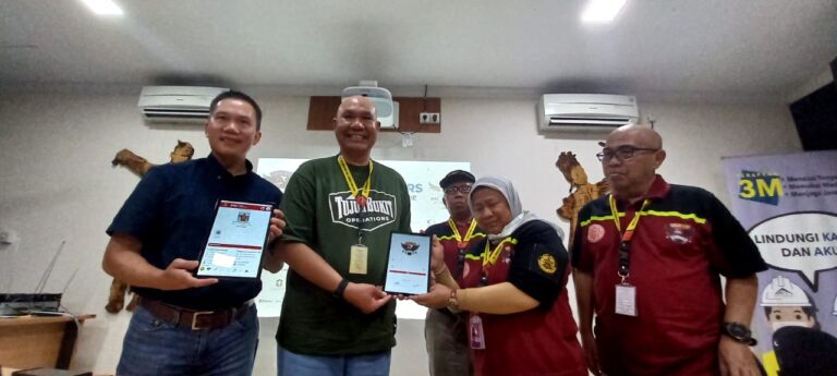 Jajaran petinggi PT BSI memberikan aplikasi tes online untuk ajang IFRC di tambang emas Tumpangpitu, Banyuwangi, Minggu (13/11/2022) sore/udi