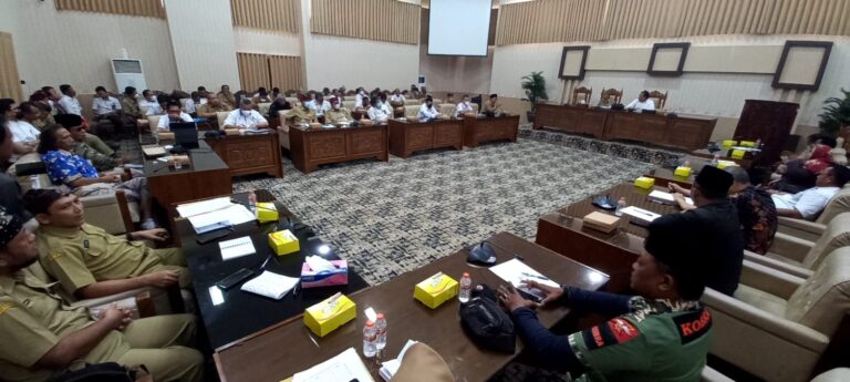 DPRD Banyuwangi menggelar rapat dengar pendapat terkait banjir bandang di Kalibaru Wetan, Kecamatan Kalibaru, Senin (14/11/2022) siang/udi