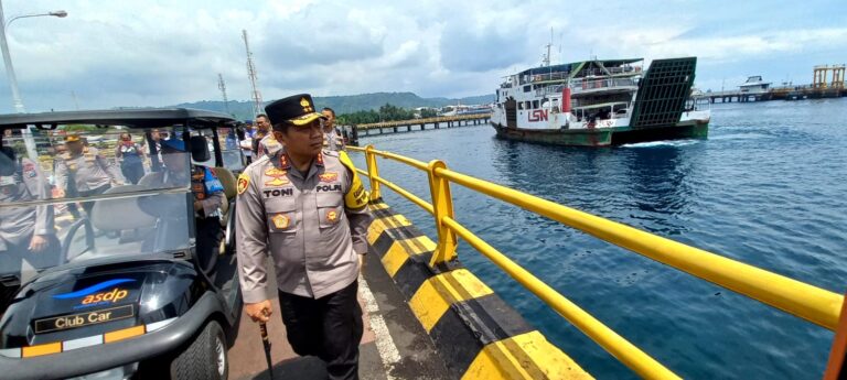 Kapolda Jatim, Irjel Pol Toni Harmanto meninjau pengamanan di Pelabuhan Ketapang, Banyuwangi, Selasa (15/11/2022) siang/udi.
