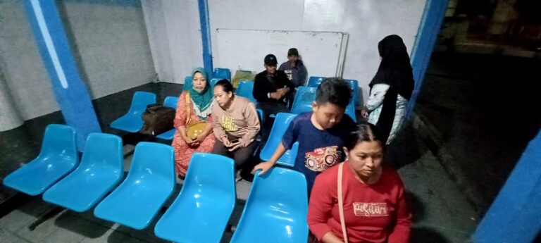 Keluarga penumpang KMP Mutiara Timur mendatangi Pelabuhan Tanjungwangi, Banyuwangi/udi