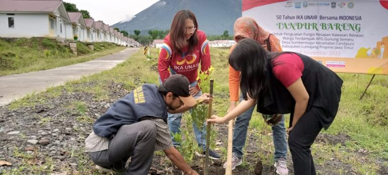 Warga Relokasi Terdampak Semeru dapat Bantuan dari Ika FISIP Unair