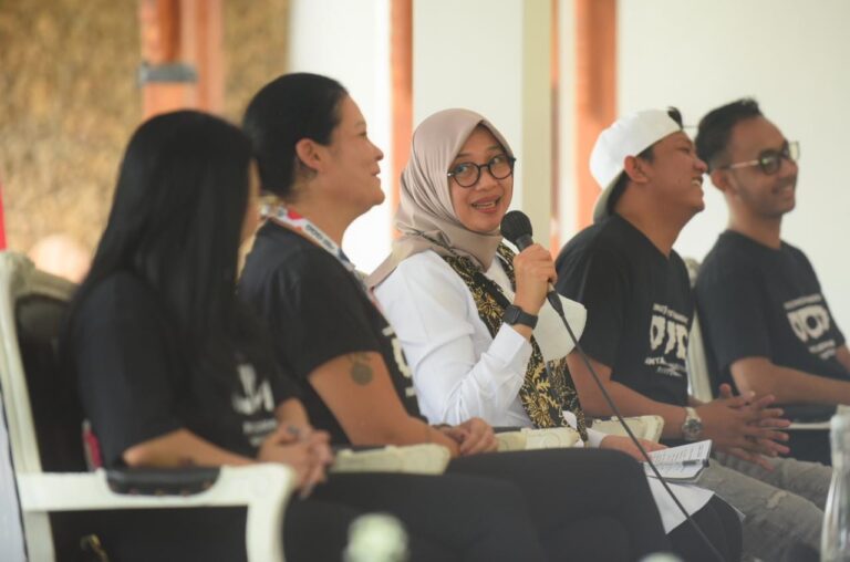 Bupati Banyuwangi Ipuk Fiestiandani bersama Danny Caknan dan Melanie Subono memberi keterangan pers, Sabtu (19/11/2022) siang/udi