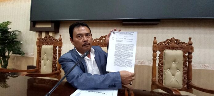 Wakil Ketua DPRD Banyuwangi, Ruliyono menunjukkan rekomendasi penolakan tanaman tebu di perkebunan, Senin (21/11/2022) siang/udi