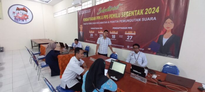 Pelamar anggota PPK mulai mendaftar di Kantor KPUD Banyuwangi, Senin (21/11/2022) siang/udi