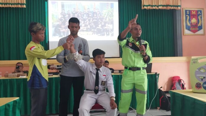 Pelajar di Banyuwangi diajari teknik penyelamatan selama ajang IFRC ke-10, 11-22 November 2022.