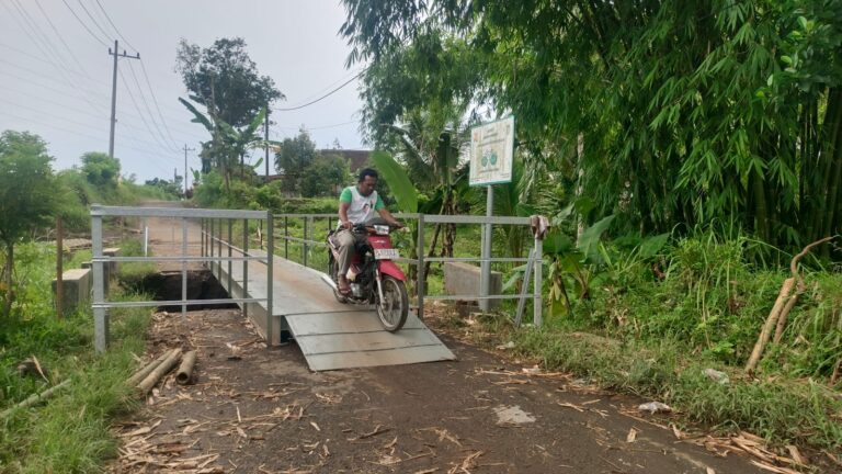 Warga Kalibaru, Banyuwangi melintasi jembatan darurat pascabanjir bandang, Rabu (23/11/2022)/UDI.