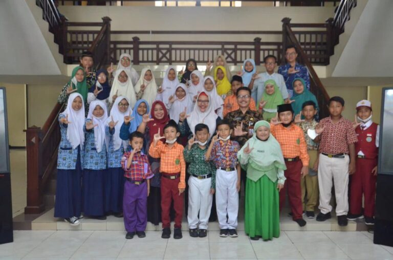 Pada Finalis Lomba Menulis Surat, Petinggi Gresik Pesan Cintai Terus Literasi