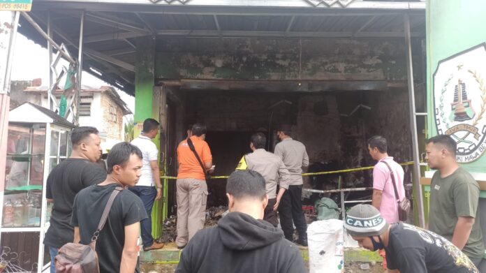 Polisi melakukan olah TKP toko sembako yang terbakar di Banyuwangi, Jumat (25/11/2022) pagi/udi.