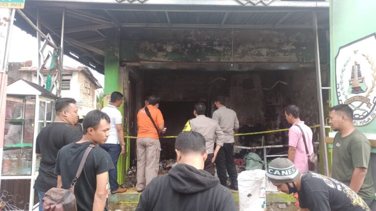 Polisi melakukan olah TKP toko sembako yang terbakar di Banyuwangi, Jumat (25/11/2022) pagi/udi.