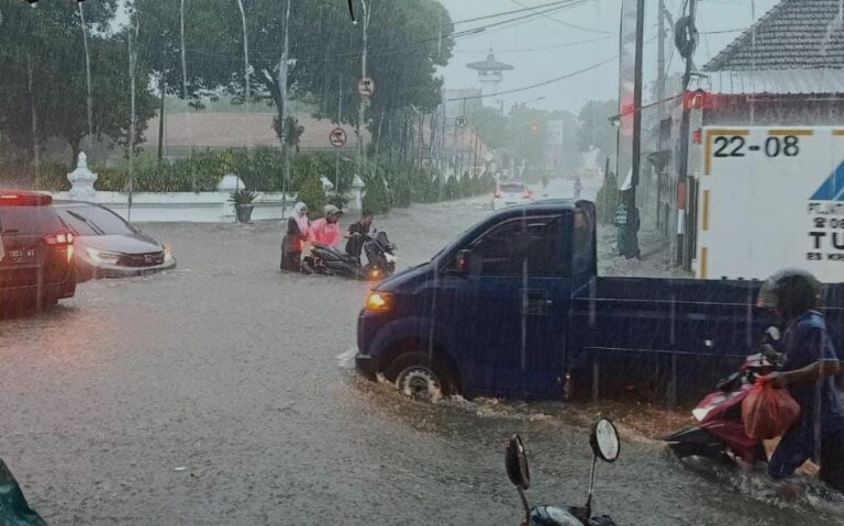 Banjir menggenangi ruas jalan di kota di Banyuwangi, Senin (28/11/2022) sore.