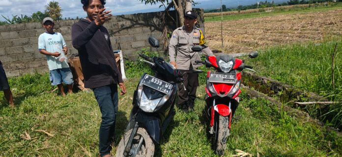 Polisi mengecek motor curian yang ditinggalkan pelaku di kebun di Lingkungan Sutri, Banyuwangi, Rabu (30/11/2022) pagi.