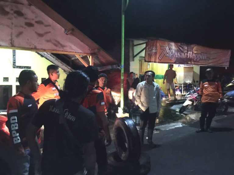 Petugas melakukan penanganan rumah yang diterjang banjir di Desa Kalibaruwetan, Kecamatan Kalibaru, Banyuwangi, Kamis (3/11/2022) malam.