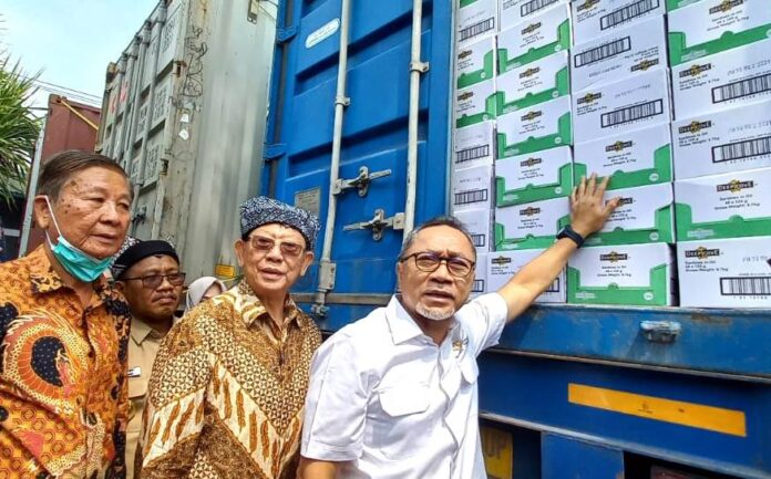 Menteri Perdagangan RI, Zulkifli Hasan melepas ekspor ikan sarden perdana ke Australia di Muncar, Banyuwangi, Selasa (22/11/2022) siang/udi.