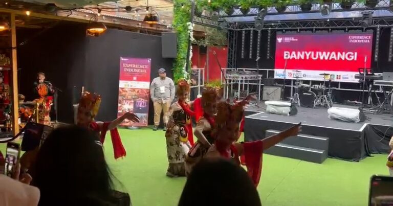Bikin Bangga, Belasan Pelajar Banyuwangi Tampilkan Gandrung di London