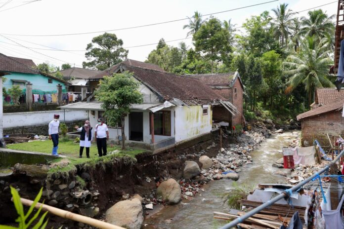 Jembatan di Desa Kalibaru Wetan, Banyuwangi rusak akibat banjir bandang, 3 November lalu.