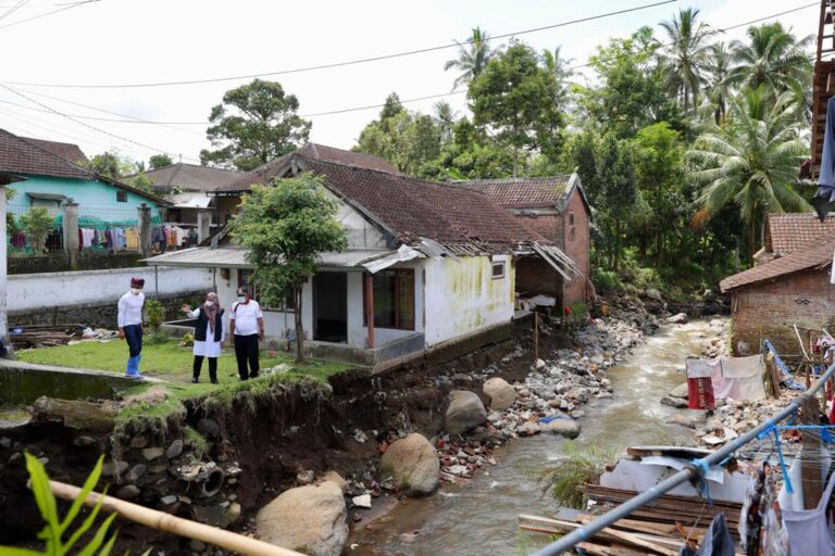 Jembatan di Desa Kalibaru Wetan, Banyuwangi rusak akibat banjir bandang, 3 November lalu.