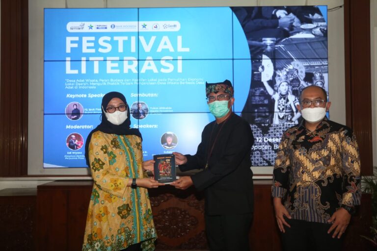 Peluncuran buku budaya Osing Banyuwangi di pendopo Banyuwangi, Senin (12/12/2022) malam/udi