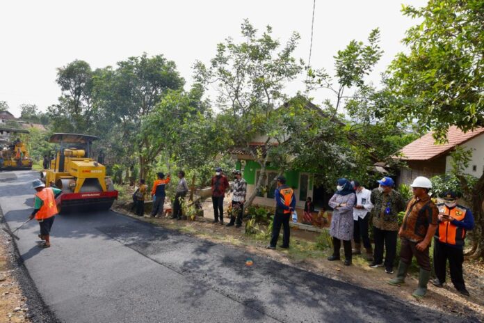 alan di dekat pertambangan emas Pesanggaran,Banyuwangi dihotmix menjelang akhir tahun.
