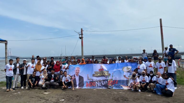Orang Muda Ganjar Jatim Distribusi Peralatan Melaut untuk Nelayan di Pesisir Selat Madura