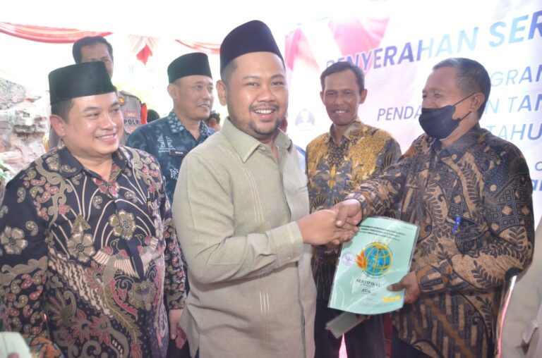 Ratusan Warga Lumpur Gresik Terima Sertifikat Tanah