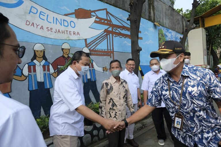 PDS Hijaukan Kawasan Pemukiman Sekitar Pelabuhan Tanjung Perak