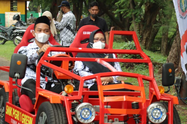 Mobil Listrik SMK PGRI Gresik Meriahkan Puncak HUT Organisasi Guru