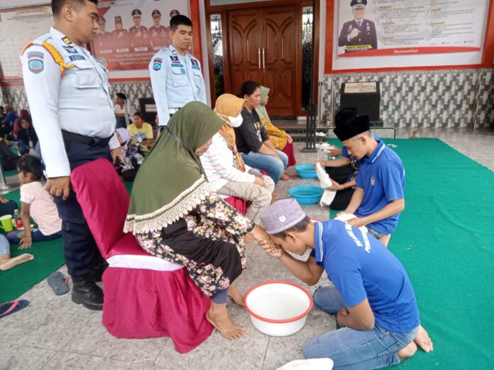 Warga binaan LP Banyuwangi menggelar ritual basuh kaki memperingati Hari Ibu, Kamis (22/12/2022) siang.