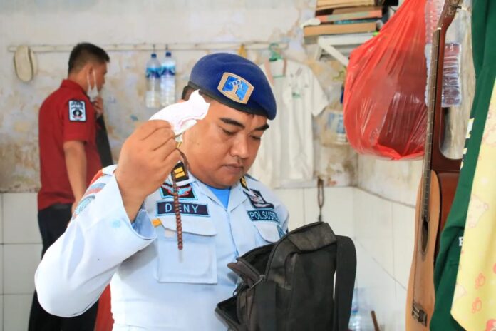 Petugas Lapas Banyuwangi menggeledah sel warga binaan, Jumat (23/12/2022) pagi.
