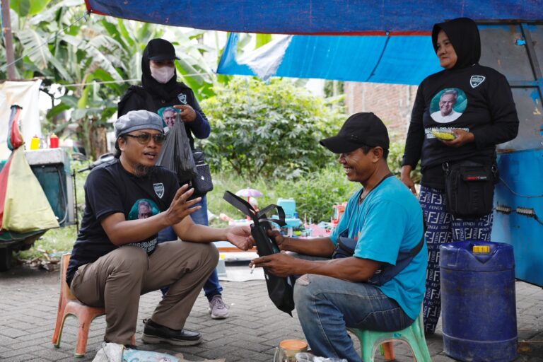 Kowarteg Pendukung Ganjar Bagikan Sembako dan Makanan Siap Saji