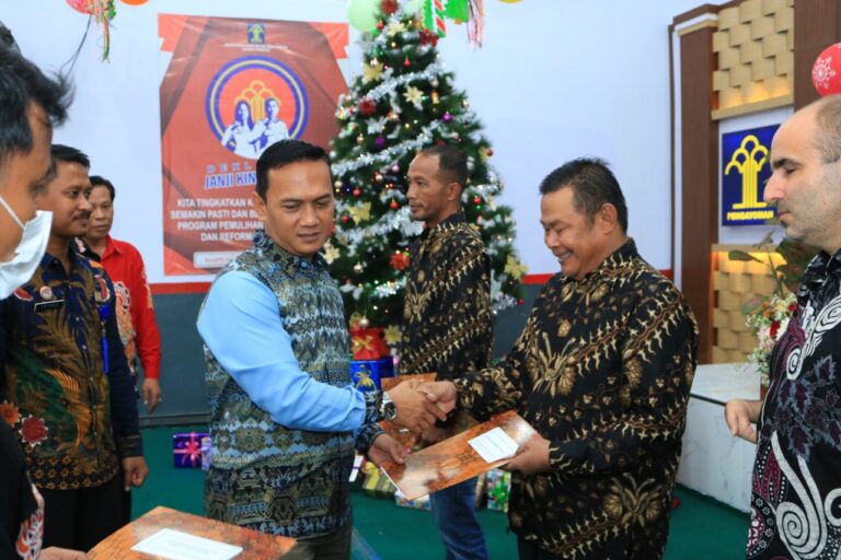 Warga binaan Lapas Banyuwangi mendapatkan remisi Natal, Minggu (25/12/2022) siang.