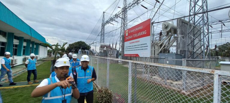 Dirjen Energi Baru Terbarukan dan Konservasi Energi (EBTKE) Kementerian ESDM, Dadan Kusdiana mengecek gardu induk PLN di Banyuwangi, Senin (26/12/2022) pagi