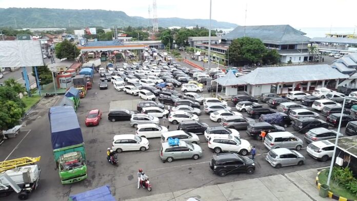 Antrean kendaraan ke Bali memadati Pelabuhan Ketapang, Banyuwangi, Senin (26/12/2022) siang.