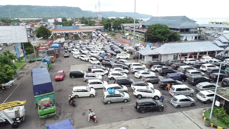 Antrean kendaraan ke Bali memadati Pelabuhan Ketapang, Banyuwangi, Senin (26/12/2022) siang.