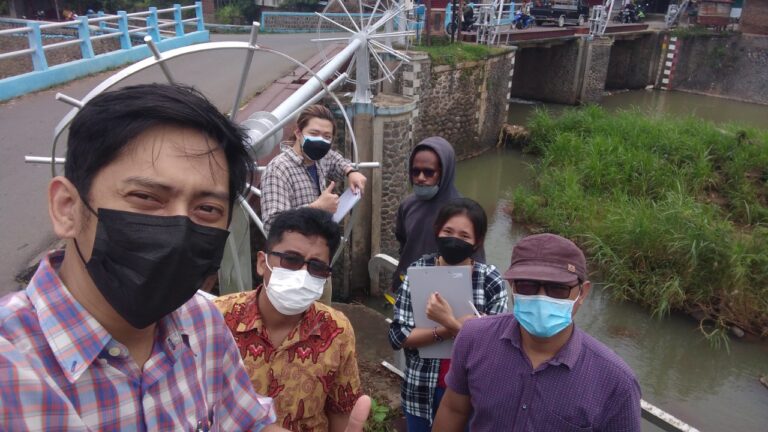 Tim Riset Keilmuan Kemanusiaan Uwika Surabaya Kolaborasi dengan Mitra Desa untuk Mengaplikasikan Sistem Peringatan Dini Banjir