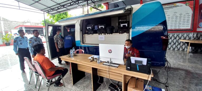 Warga binaan Lapas Banyuwangi didata Disdukcapil menjelang Pemilu, Selasa (27/12/2022) siang/udi