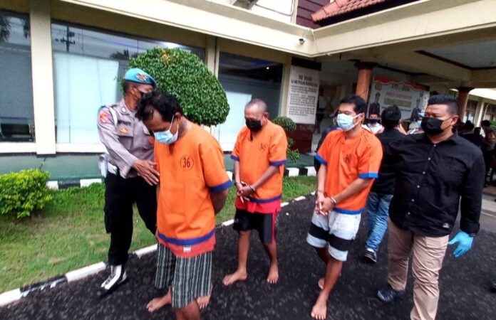 Para pelaku pencurian dengan kekerasan diamankan di Polresta Banyuwangi.