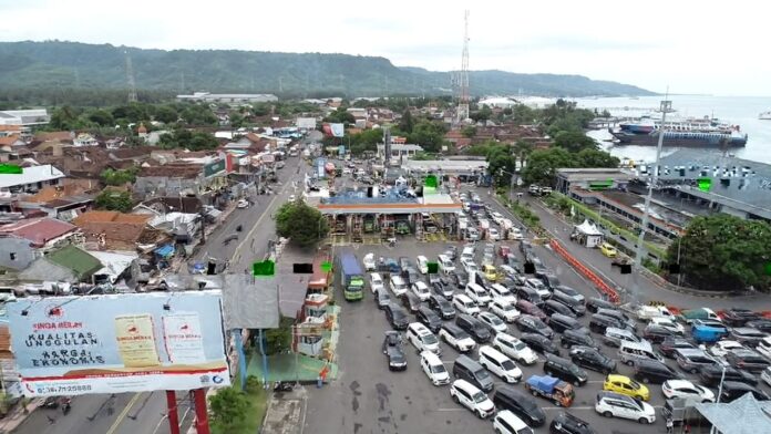 Kepadatan kendaraan menuju Bali di Pelabuhan Ketapang, Banyuwangi saat puncak libur Natal, Sabtu (23/12/2022) lalu.