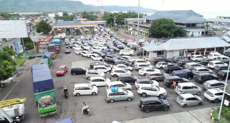 Kendaraan antre di Pelabuhan Ketapang, Banyuwangi saat puncak libur Natal.