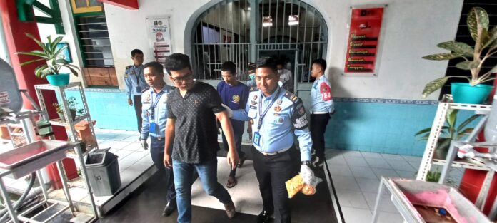 Pengirim sabu dan warga binaan Lapas Banyuwangi digelandang petugas setelah kedapatan memasukkan sabu, Senin (26/12/2022) siang/udi.