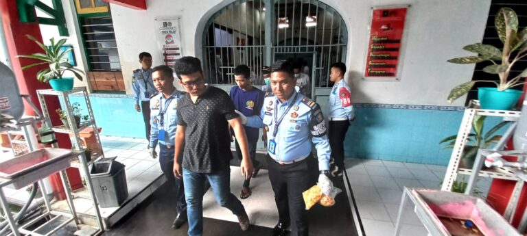 Pengirim sabu dan warga binaan Lapas Banyuwangi digelandang petugas setelah kedapatan memasukkan sabu, Senin (26/12/2022) siang/udi.