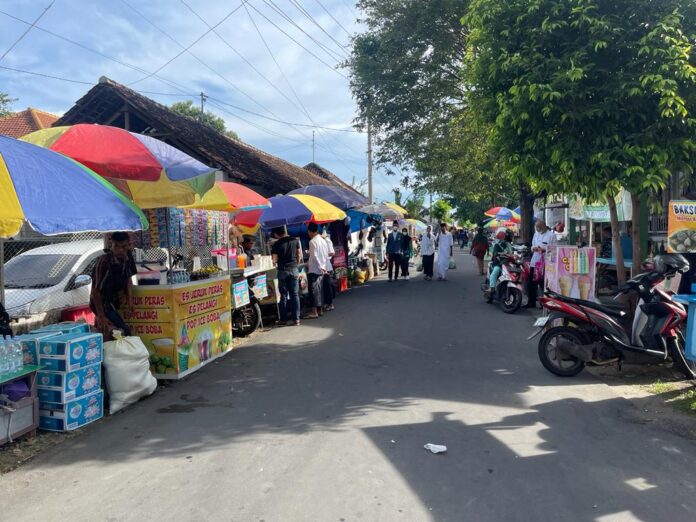 Lapak UMKM berjejer di lokasi Festival Tradisi Islam Nusantara di Banyuwangi, Senin (9/1/2023) malam.