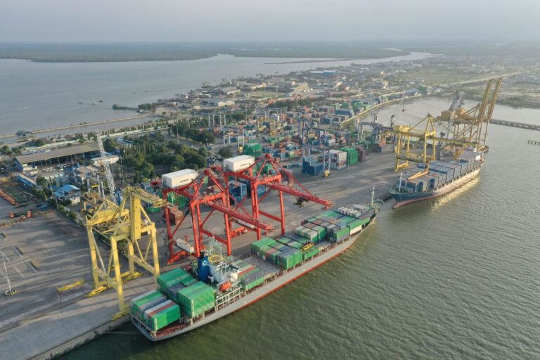 Tinggi, Penumpukan Peti Kemas Dibatasi