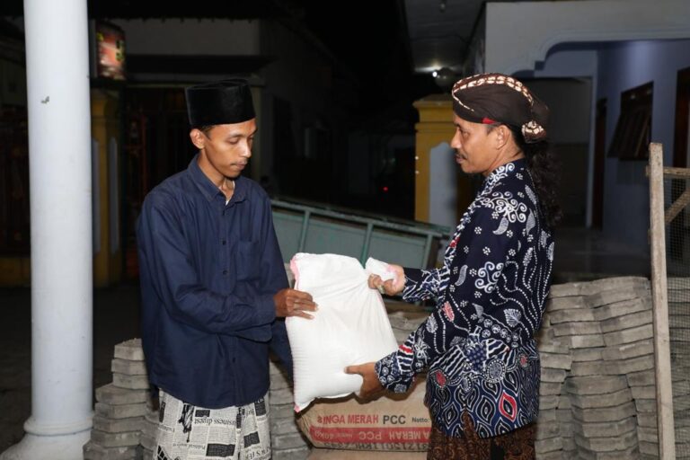 Relawan Gus-Gus, Pendukung Ganjar Renovasi MCK Pondok Pesantren di Tulungagung