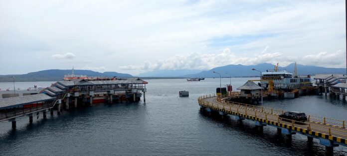 Aktivitas kapal di Pelabuhan Ketapang, Banyuwangi/dok.