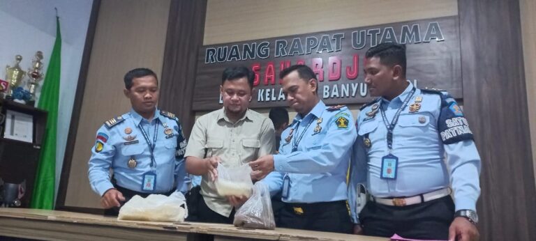 Kepala Lapas Banyuwangi, Wahyu Indarto (tengah) menunjukkan barang bukti minuman sereal bercampur pil trek, Selasa (17/1/2023) siang.