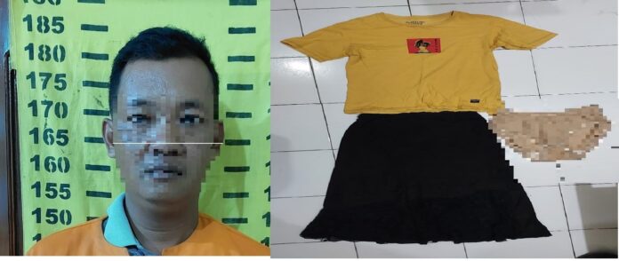 Tersangka pencabulan anak di bawah umur diamankan di Polsek Wongsorejo, Banyuwangi bersama barang bukti.