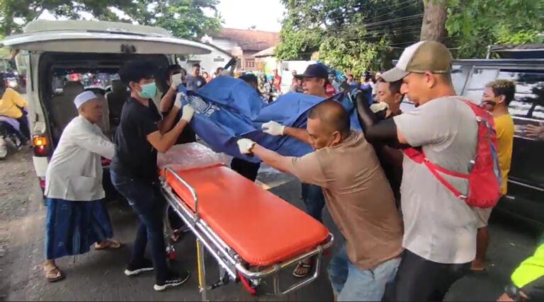 Warga mengevakuasi pelajar yang tewas terlindas truk di Banyuwangi, Jumat (20/1/2023) pagi.