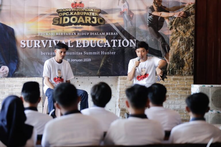 Relawan Orang Muda Ganjar Jatim Gelar Seminar Edukasi Bertahan Hidup di Alam Bebas