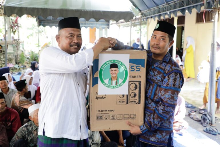 Kyai Muda Pendukung Ganjar Jatim Serahkan Bantuan untuk Majelis Taklim di Tuban
